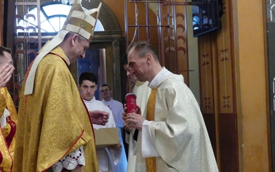 Księża jubilaci odebrali listy gratulacyjne z rąk bp. Romana Pindla. Na zdjęciu - ks. Zbigniew Zachorek, proboszcz w Goleszowie.