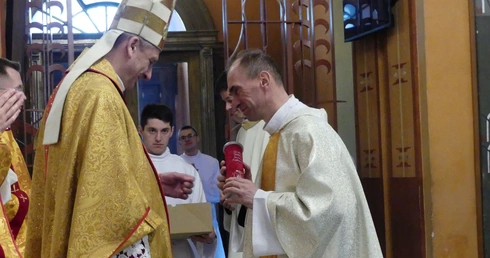 Księża jubilaci odebrali listy gratulacyjne z rąk bp. Romana Pindla. Na zdjęciu - ks. Zbigniew Zachorek, proboszcz w Goleszowie.