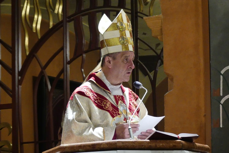 Podczas liturgii bp Roman Pindel objaśniał gest obmycia nóg dwunastu mężczyznom.