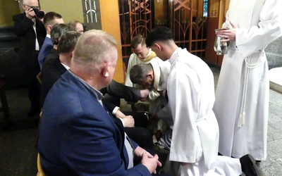 Podczas liturgii bp Roman Pindel obmył nogi dwunastu mężczyznom, członkom Drogi Neokatechumenalnej.