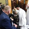 Podczas liturgii bp Roman Pindel obmył nogi dwunastu mężczyznom, członkom Drogi Neokatechumenalnej.