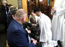 Podczas liturgii bp Roman Pindel obmył nogi dwunastu mężczyznom, członkom Drogi Neokatechumenalnej.