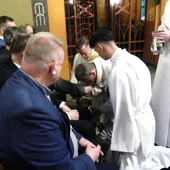 Podczas liturgii bp Roman Pindel obmył nogi dwunastu mężczyznom, członkom Drogi Neokatechumenalnej.