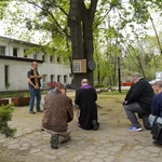 Droga Krzyżowa w schronisku dla bezdomnych mężczyzn