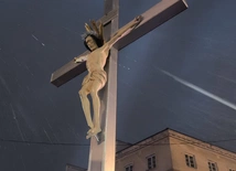 Adoracja krzyża Baryczków w archikatedrze warszawskiej