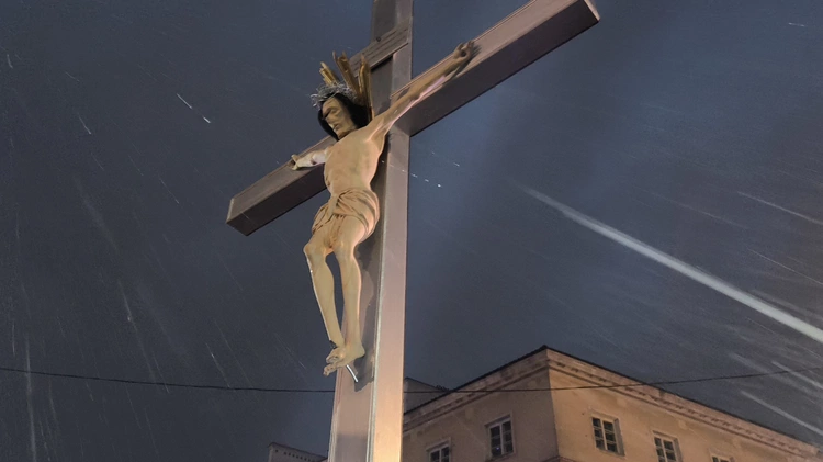 Adoracja krzyża Baryczków w archikatedrze warszawskiej