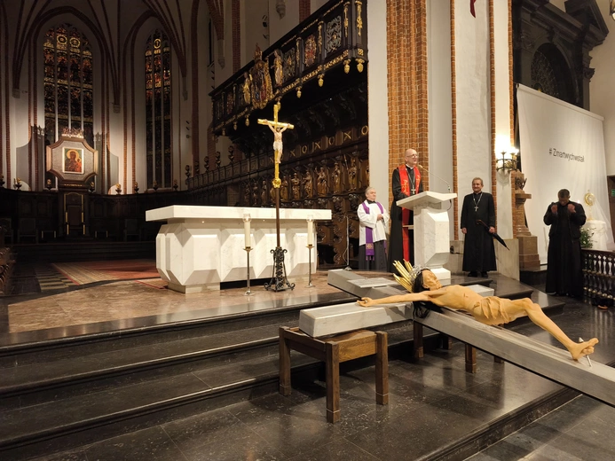Adoracja krzyża Baryczków w archikatedrze warszawskiej