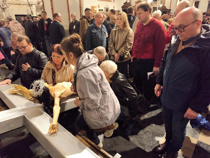 Adoracja krzyża Baryczków w archikatedrze warszawskiej