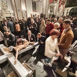 Adoracja krzyża Baryczków w archikatedrze warszawskiej