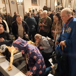Adoracja krzyża Baryczków w archikatedrze warszawskiej