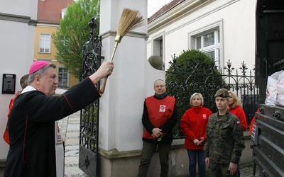 Kościół pamięta o ubogich w święta. 500 paczek rozdanych na Ostrowie Tumskim