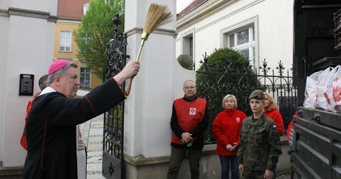 Kościół pamięta o ubogich w święta. 500 paczek rozdanych na Ostrowie Tumskim
