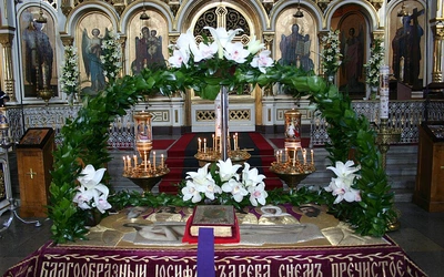 Płaszczanica na symbolicznym grobie jezusa