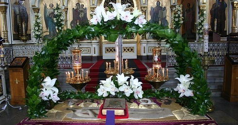 Płaszczanica na symbolicznym grobie jezusa