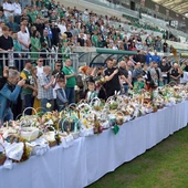 Święcenie pokarmów na stadionie Radomiaka Radom