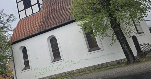 Rano wandale zniszczyli ich świątynię, a po południu odnowili ją mieszkańcy