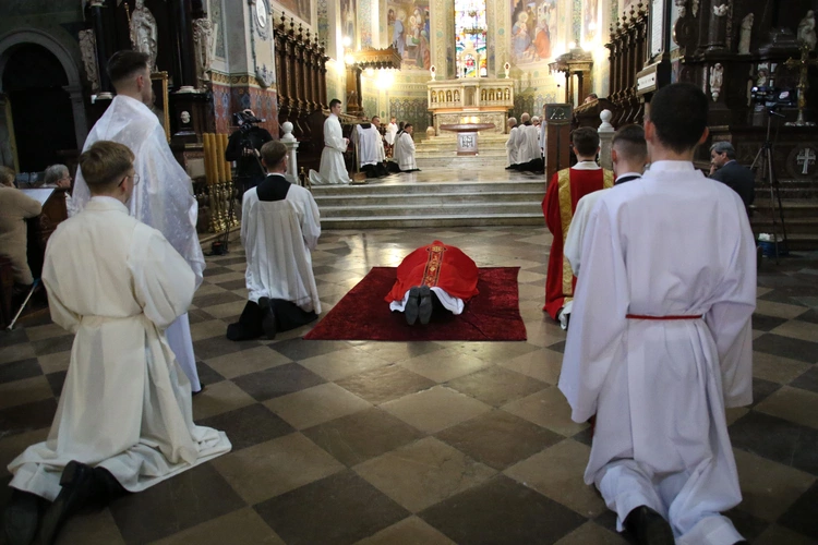 Płock. Wielki Piątek w katedrze