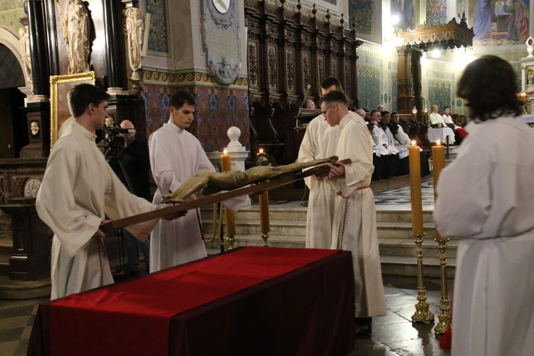 Płock. Wielki Piątek w katedrze