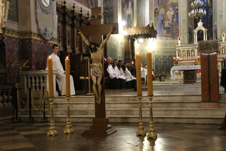 Płock. Wielki Piątek w katedrze