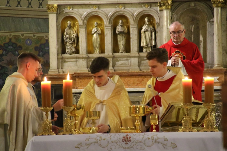 Płock. Wielki Piątek w katedrze