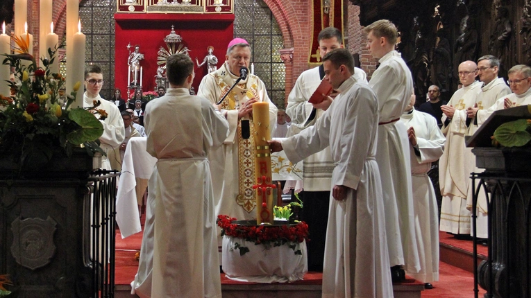 Abp Józef Kupny w Noc Zmartwychwstania: Dostrzeż Boga, który żyje!