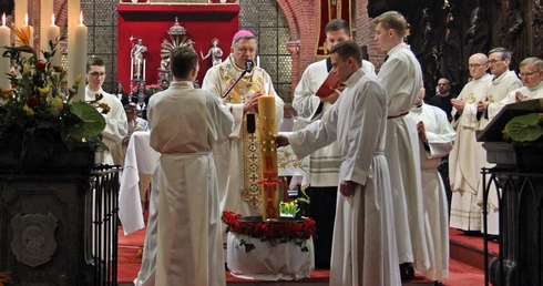 Abp Józef Kupny w Noc Zmartwychwstania: Dostrzeż Boga, który żyje!