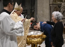 Podczas liturgii Wigilii Paschalnej w Bazylice św. Piotra