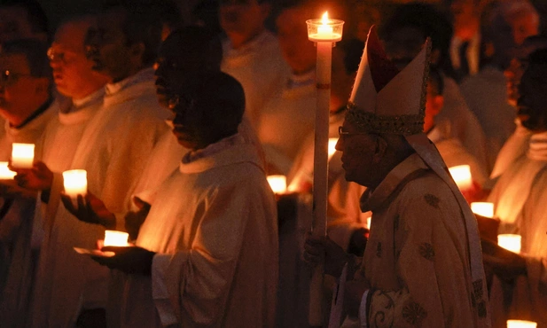 Podczas liturgii Wigilii Paschalnej w Bazylice św. Piotra w Rzymie