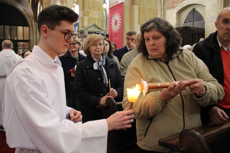 Liturgia Wigilii Paschalnej w archikatedrze wrocławskiej 2025