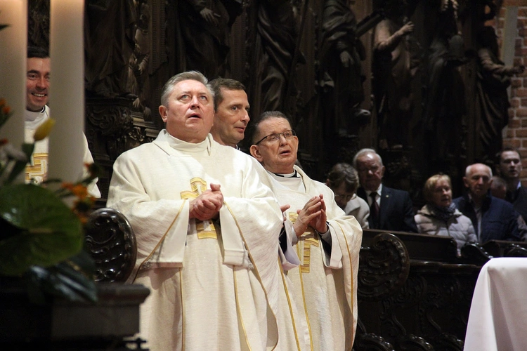 Liturgia Wigilii Paschalnej w archikatedrze wrocławskiej 2025