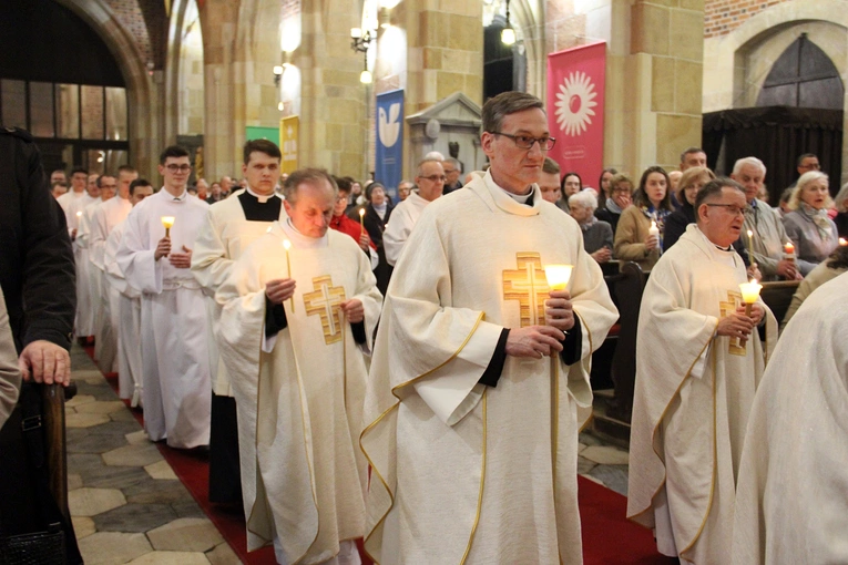 Liturgia Wigilii Paschalnej w archikatedrze wrocławskiej 2025
