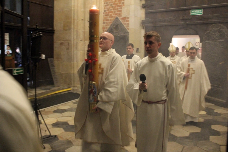 Liturgia Wigilii Paschalnej w archikatedrze wrocławskiej 2025