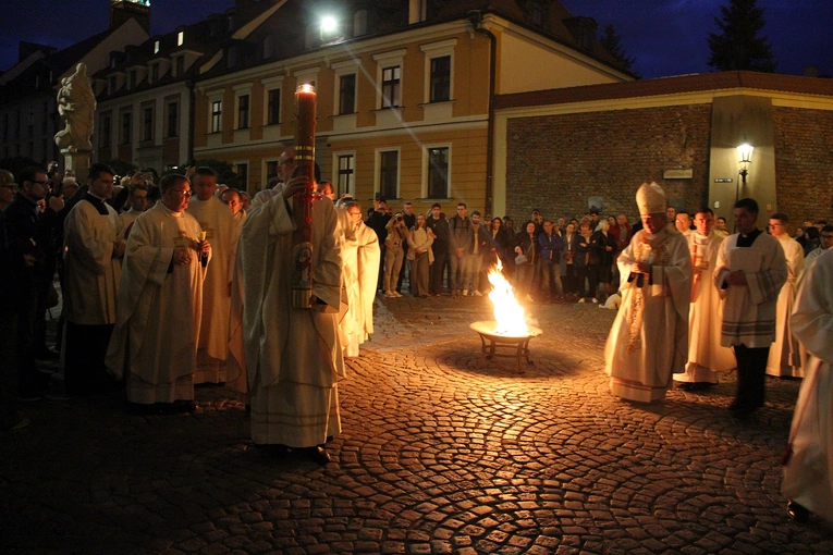 Liturgia Wigilii Paschalnej w archikatedrze wrocławskiej 2025
