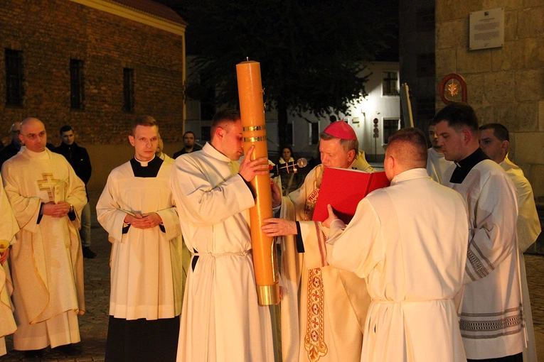 Liturgia Wigilii Paschalnej w archikatedrze wrocławskiej 2025