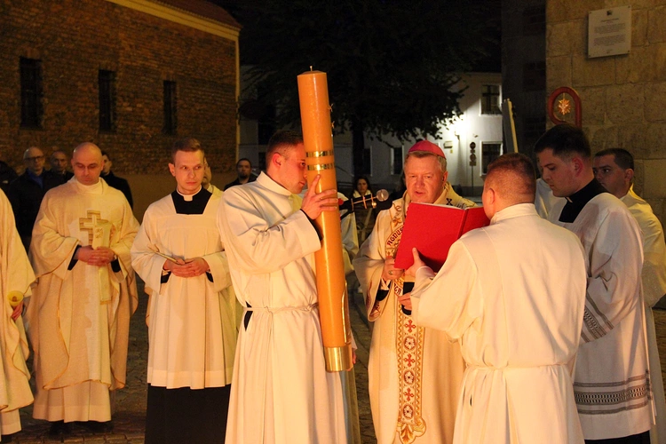 Liturgia Wigilii Paschalnej w archikatedrze wrocławskiej 2025