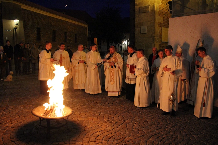 Liturgia Wigilii Paschalnej w archikatedrze wrocławskiej 2025