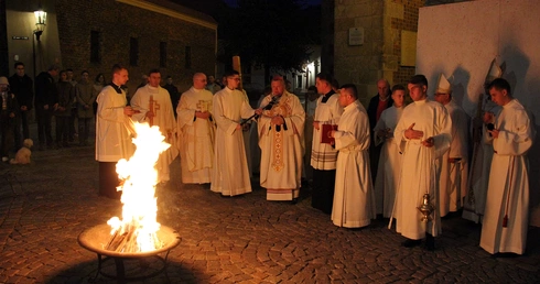 Liturgia Wigilii Paschalnej w archikatedrze wrocławskiej 2025
