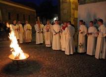 Liturgia Wigilii Paschalnej w archikatedrze wrocławskiej 2025