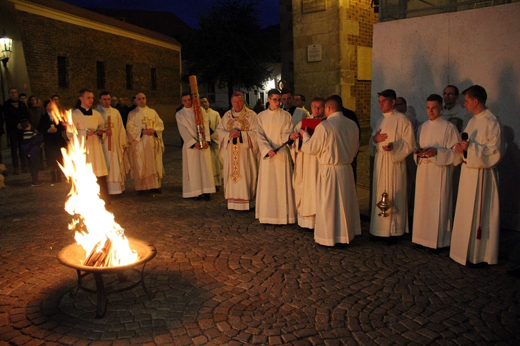 Liturgia Wigilii Paschalnej w archikatedrze wrocławskiej 2025