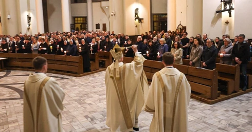 Bp Szkudło w Wigilię Paschalną: Niech w waszym trudnym życiu zwycięży Bóg