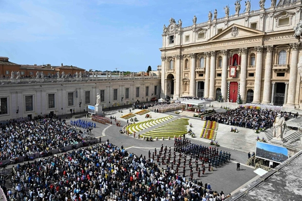 Franciszek: Zmartwychwstały Chrystus otwiera nasze życie na nadzieję