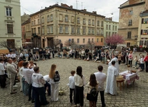 Wielka Sobota w Lwowie. Święcenie pokarmów