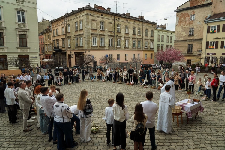 Wielka Sobota w Lwowie. Święcenie pokarmów