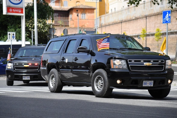 Konwój z D.J Vancem opuszcza Watykan