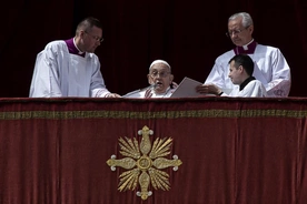 Franciszek udzielajacy błogosławieństwa Urbi et orbi