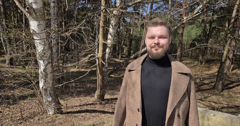 28-latek w wypadku stracił obie ręce i nogę. "Proszę Boga o siłę i działam"