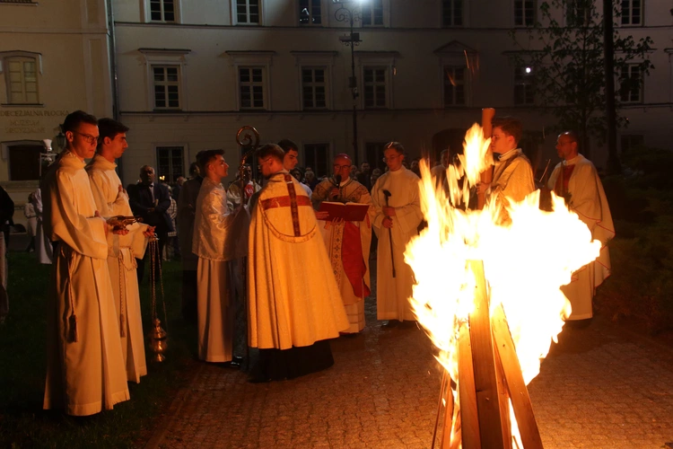 Płock. Wigilia Paschalna w katedrze