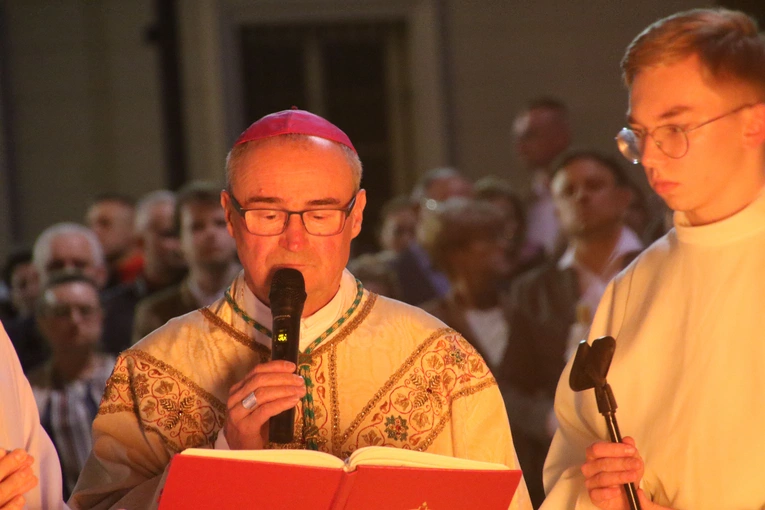 Płock. Wigilia Paschalna w katedrze