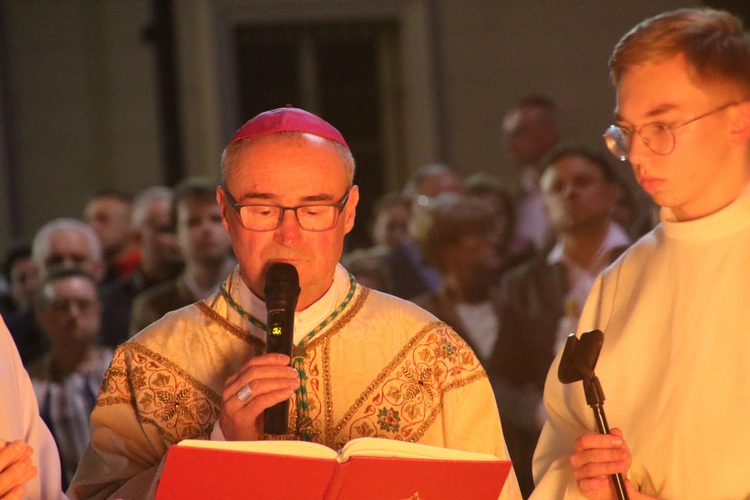 Płock. Wigilia Paschalna w katedrze