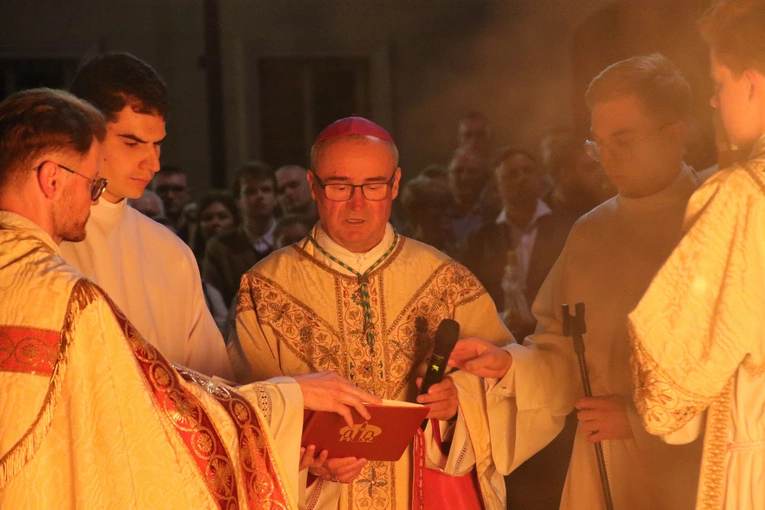 Płock. Wigilia Paschalna w katedrze